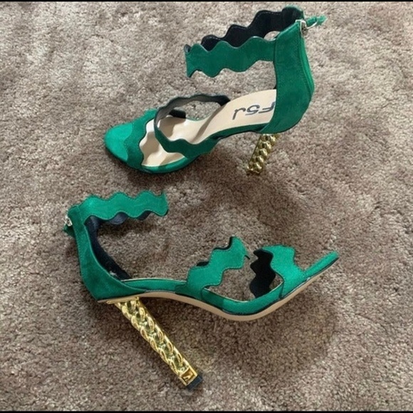 Suede Green Gold Chain Link Heel Size 7 - Picture 2 of 5